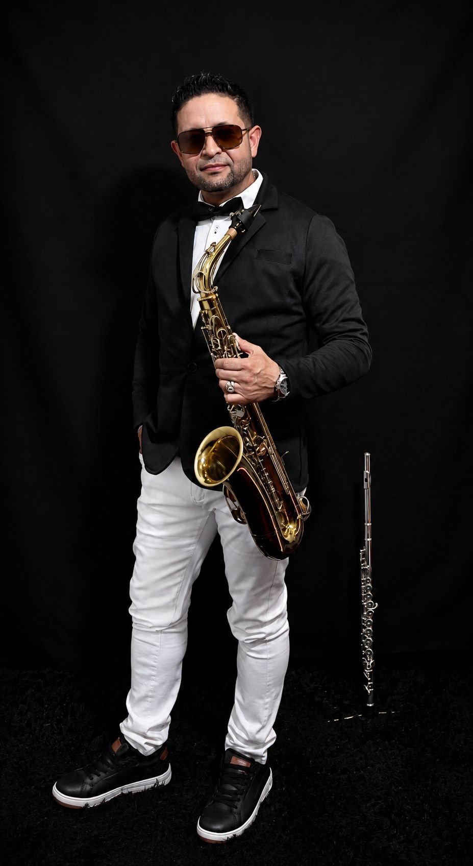 Saxofonista en Bogotá con smoking y saxofón tenor en una fiesta de cumpleaños