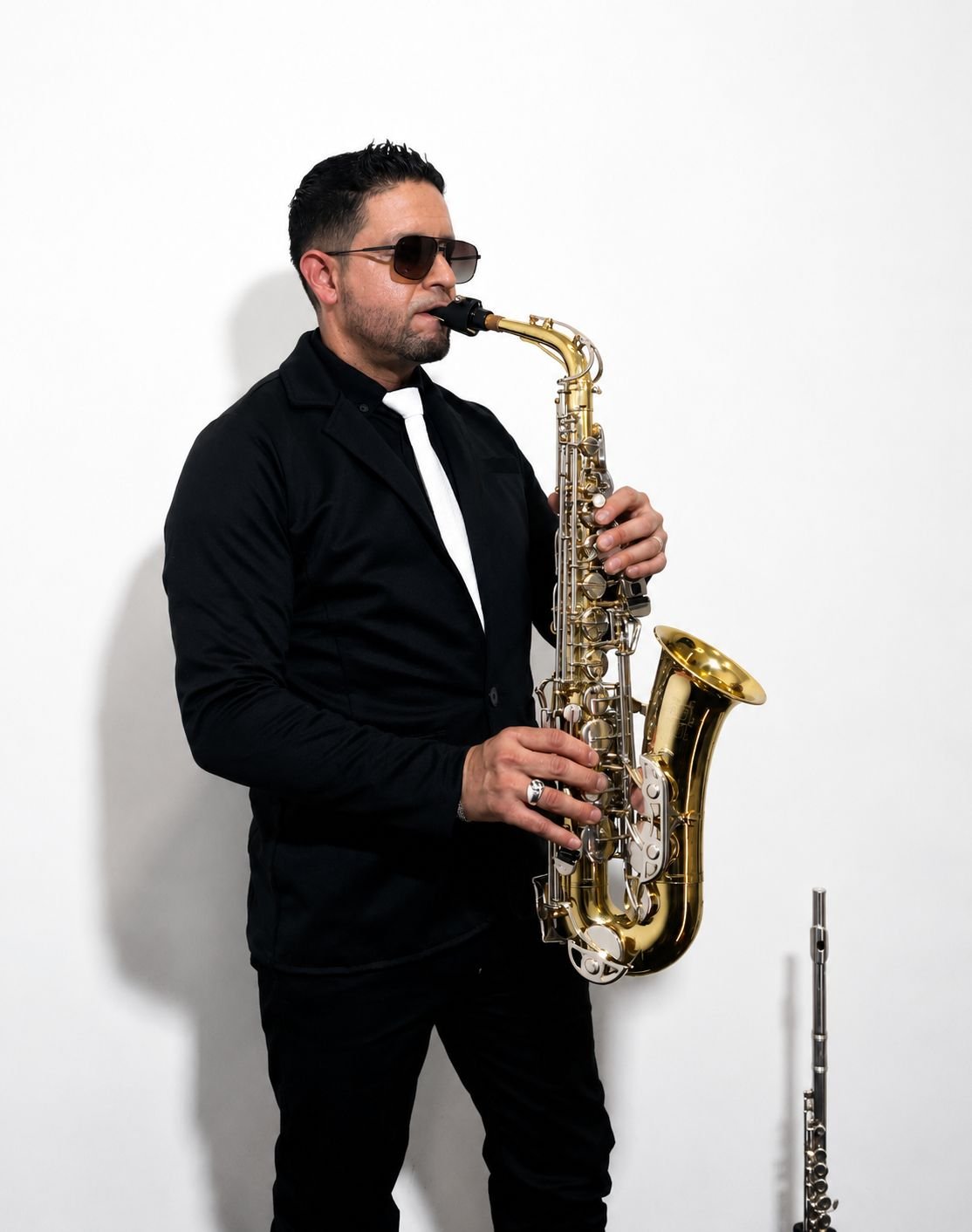 Saxofonistas en Bogotá para eventos empresariales: saxofón alto en vivo durante un cóctel de empresa