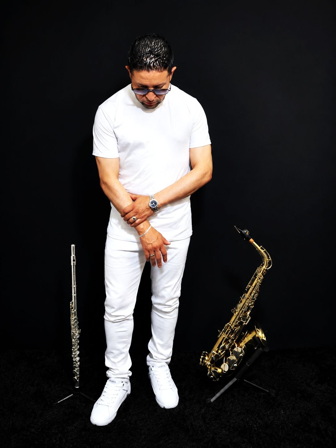 Saxofonista en Bogotá acompañado de su saxofón alto y su flauta traversa sobre atriles